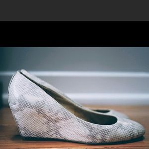 ALDO White snakeskin round tie wedges